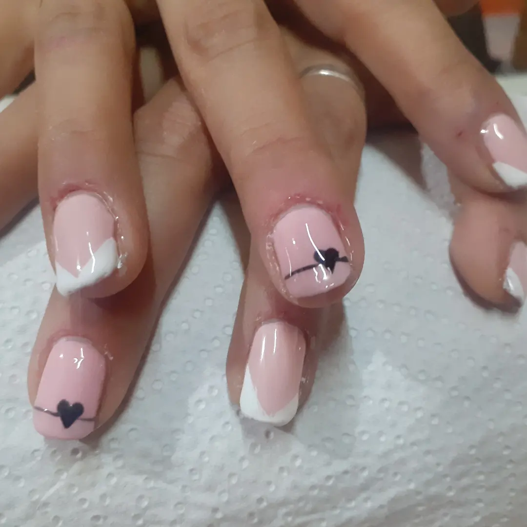 Francesita en V con corazones negros sobre rosa