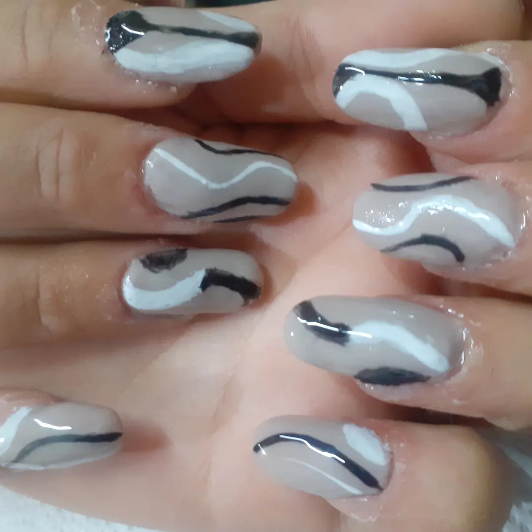 Uñas nude con líneas orgánicas en blanco y negro