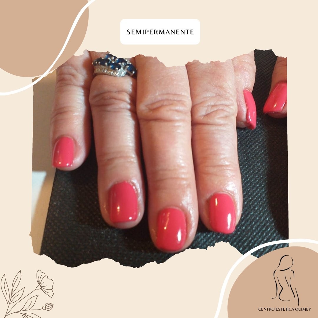 Placa de Quimey: «Semipermanente», uñas en coral sobre fondo negro, con el logo del centro