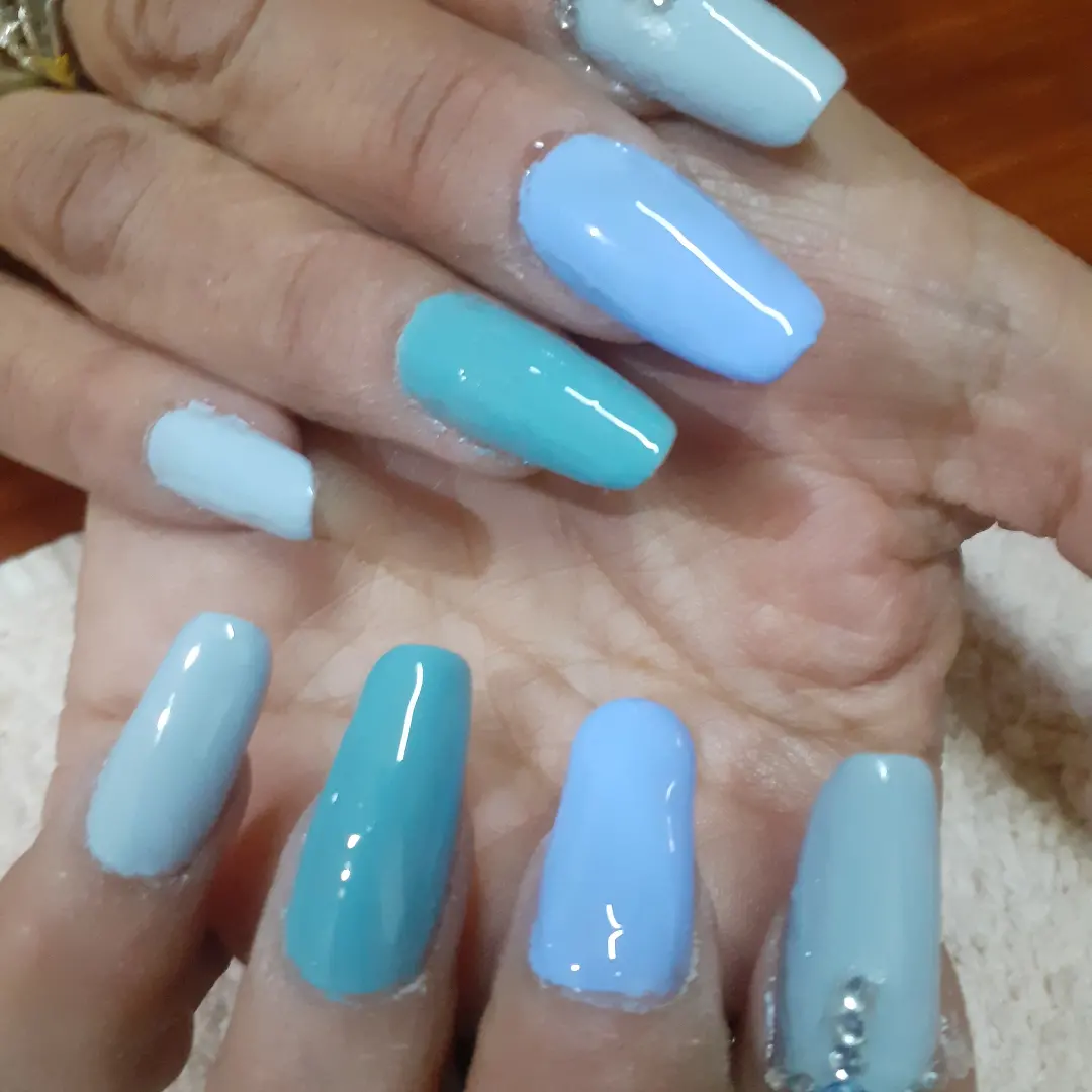 Uñas en tonos celestes y aqua con strass